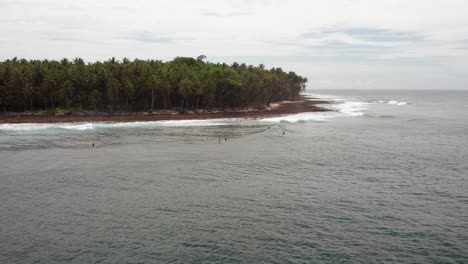 Grupo-De-Surf,-Panorama-De-Olas-Mentawai