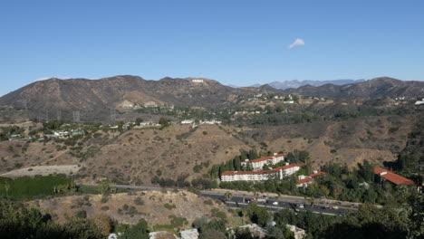 Hollywood-Sign-In-Los-Angeles-Kalifornien-Usa-Mit-Verkehrsaufnahme-In-4k-Hoher-Auflösung