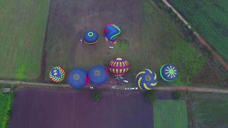 Heißluftballons,-Die-Vom-Boden-Abheben