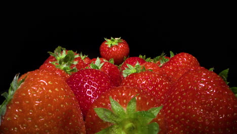 Köstliche-Erdbeeren-In-Einer-Langsamen-Makro-Gleitaufnahme