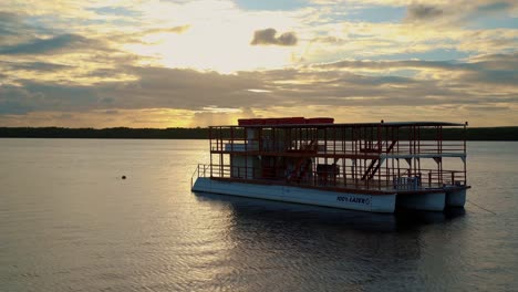 Schöner,-Atemberaubender-Gelber-Und-Goldener-Sonnenuntergang-An-Einem-Großen-Fluss-In-Der-Nähe-Des-Alligatorstrandes-In-Joao-Pessoa,-Brasilien,-Das-Große-Touristenboote-Für-Flusstouren-Hat