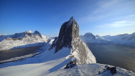 Statische-Aufnahme-Des-Ikonischen-Berges-Segla-In-Norwegen-Im-Winter-An-Einem-Sonnigen-Tag