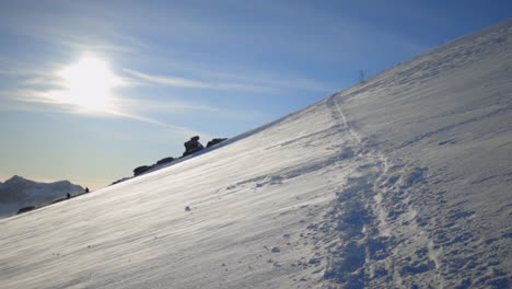 Ein-Verschneiter-Wanderweg,-Der-Ohne-Menschen-Auf-Die-Spitze-Eines-Berges-Führt