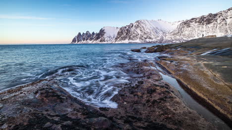 Zeitraffer-Der-Arktischen-Meereswellen-Entlang-Der-Küste-Von-Nordnorwegen-Bei-Tungeneset