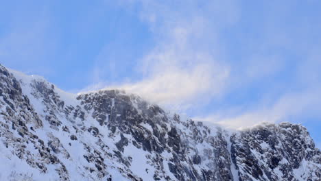 Wilde-Winde-Blasen-An-Einem-Sonnigen-Tag-Schnee-Von-Berggipfeln,-Statisch