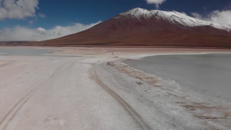 Hermosa-Montaña-Cubierta-De-Nieve-En-Los-Andes-Bolivianos