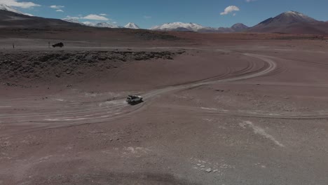 Jeep-Viajando-A-Través-Del-Desierto-De-Gran-Altitud-En-Bolivia