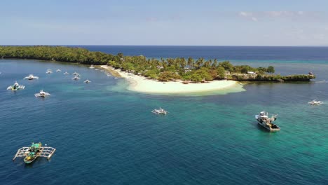 Playa-Tropical-Paradisíaca-Y-Tradicionales-Barcos-Bangka,-Filipinas