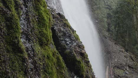 Der-Felsige-Berghang-Der-Wunderschönen-Brautschleierwasserfälle-In-Britisch-Kolumbien---Nahaufnahme