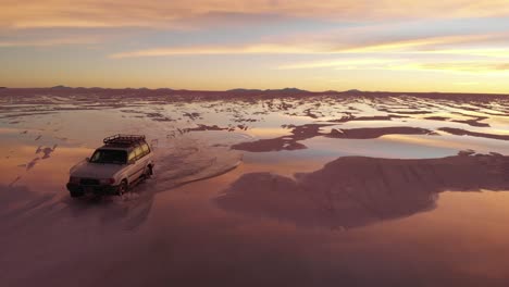 Jeep-Im-Salar-De-Uyuni-Bolivien-Während-Des-Sonnenuntergangs