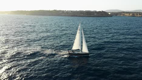 Seitliche-Aufnahme-Mit-Einer-Drohne-Eines-Segelbootes-Auf-Mallorca