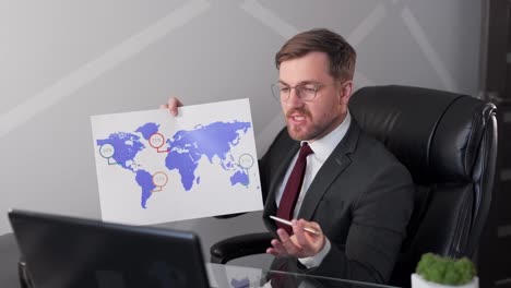 Hombre-En-Traje-De-Negocios-Hace-Una-Presentación-En-El-Mapa-Mundial
