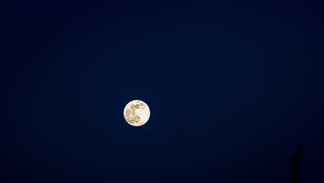 Full-moon-rises-on-the-starless-night-sky,-time-lapse-4k
