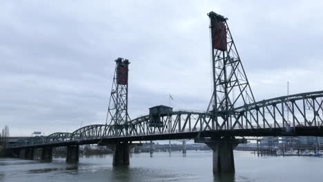 Puente-Hawthorne-En-Portland-Oregon-Usa-America-En-El-Río-Willamette-Con-Gente-Caminando-Filmada-En-4k-De-Alta-Resolución