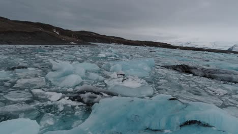 Fpv-Luftaufnahme-Des-Gefrorenen-Gletschersees-In-Island