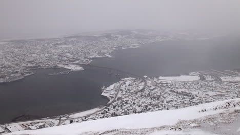 Weite-Ansicht-Der-Stadt-Tromso,-Norwegen-Während-Eines-Schneesturms