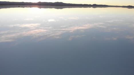 Warten-Auf-Den-Sonnenaufgang-Im-Salar-De-Uyuni-In-Bolivien