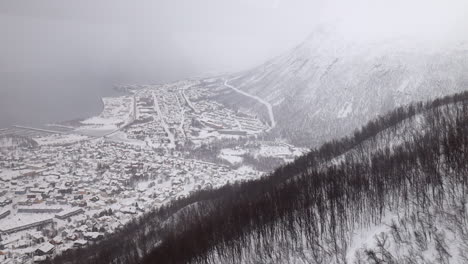 Vista-Desde-Un-Teleférico-Que-Asciende-Una-Montaña-Nevada-En-Noruega-Durante-Una-Tormenta-De-Nieve