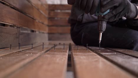 Der-Mann-Schraubt-Die-Schrauben-In-Eine-Selbstgebaute-Holzbank