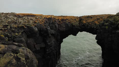 La-Hermosa-Formación-De-Roca-De-Arco-Negro-En-La-Playa-De-Diamantes-Junto-Al-Mar-En-Islandia---Tiro-Ancho