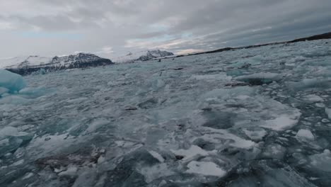 Toma-Aérea-Fpv-Del-Lago-Glacial-Congelado-En-Islandia