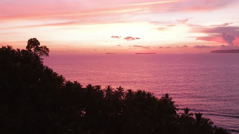 Sonnenuntergang-An-Einem-Abgelegenen-Surfspot-Auf-Den-Mentawai-Inseln,-Drohnenaufnahme