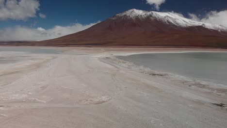 Amplio-Paisaje-De-Los-Andes-Bolivianos-Con-Una-Montaña-Nevada-Y-Un-Cielo-Azul