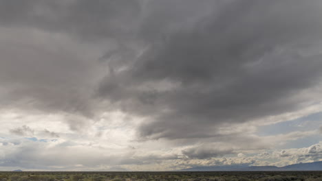 Lapso-De-Tiempo-De-Tormenta-De-Nubes-Del-Desierto-Con-Nubes-En-El-área-De-Conservación-Nacional-Del-Cañón-De-Roca-Roja