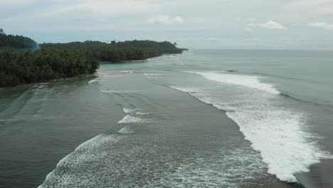 Flug-über-Die-Wellen-Des-Indischen-Ozeans-Und-Wellengang-Auf-Einer-Abgelegenen-Indonesischen-Insel