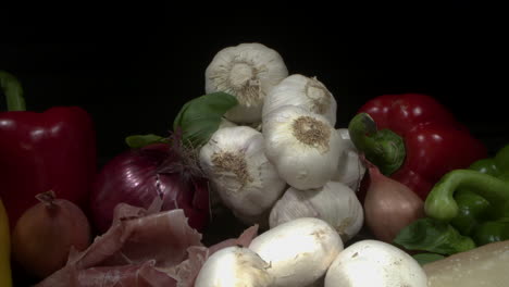 Ein-Slider-Schoss-über-Eine-Sammlung-Von-Italienischem-Gemüse,-Salami-Und-Käse