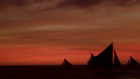 Statische-Silhouettenaufnahme-Von-Segelbooten,-Die-Während-Des-Sonnenuntergangs-In-Boracay-Segeln