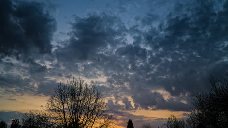 Farbenfroher-Sonnenaufgang-Durch-Sich-Schnell-Bewegende-Wolken,-Zeitraffer
