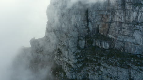 Table-Mountain-Clouds-moving-in