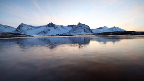 Die-Spiegelung-Der-Berge-Bei-Sonnenuntergang-Auf-Eis