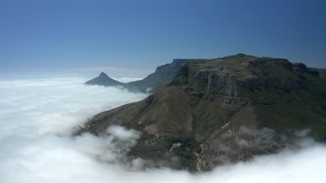 Luftbild:-Judas-Peak-über-Den-Wolken-Kapstadt
