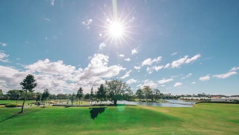 Blick-Auf-Einen-Schönen-Sonnigen-Tag-An-Der-Goldenen-Küste-Australiens-Mit-Leuchtend-Grünem-Gras-Und-Einem-Wunderschönen-Blauen-Himmel