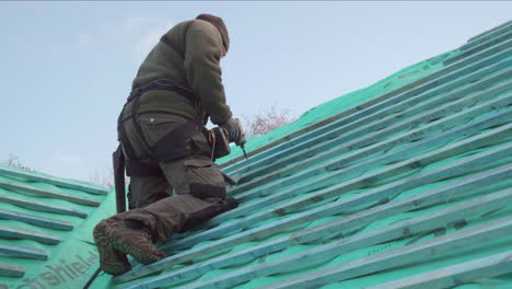 A-builder-screws-in-roof-batons