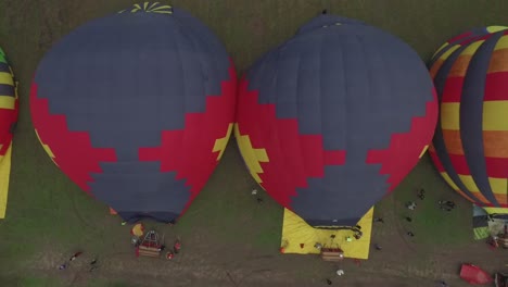 Heißluftballons-Bereiten-Sich-Auf-Den-Auftrieb-Vor