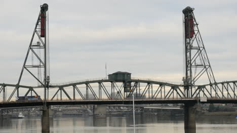 Hawthorne-Bridge-In-Portland-Oregon-Usa-Amerika-Auf-Dem-Willamette-River-Mit-Leuten,-Die-In-4k-Hoher-Auflösung-Geschossen-Werden