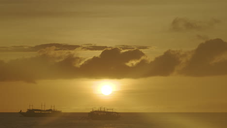 Statische-Aufnahme-Von-Passagierbooten-In-Der-Silhouette,-Die-Während-Des-Sonnenuntergangs-In-Boracay-Segeln