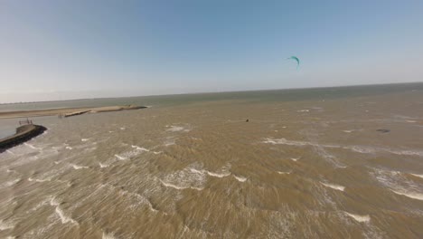 Vuelo-Aéreo-Sobre-Kite-Surfer-Haciendo-Trucos-Aéreos-De-Olas-Con-Viento-Fuerte