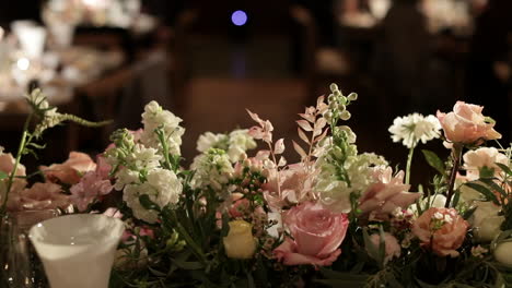 panning-shot-of-natural-flower-arrangement-at-wedding