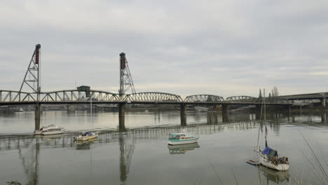 Hawthorne-Bridge-Zeitraffer-In-Portland-Oregon-Usa-Amerika-Auf-Dem-Willamette-River-Mit-Leuten,-Die-In-4k-Hoher-Auflösung-Geschossen-Werden