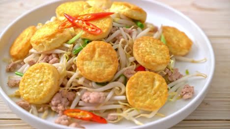 Gebratene-Sojasprossen,-Ei-Tofu-Und-Gehacktes-Schweinefleisch---Asiatische-Küche