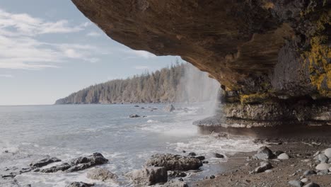 Blick-Von-Der-Höhle-In-Juan-De-Fuca-Trail-Mit-Wasserfallkaskaden-Direkt-Auf-Den-Ozean-In-Mystic-Beach,-Vancouver-Island,-BC,-Kanada