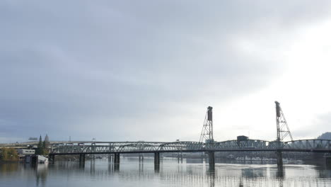 Hawthorne-Bridge-Zeitraffer-In-Portland-Oregon-Usa-Amerika-Auf-Dem-Willamette-River-Mit-Leuten,-Die-In-4k-Hoher-Auflösung-Geschossen-Werden