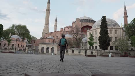Joven-Caminando-Hacia-Hagia-Sophia-En-Tiempo-De-Cuarentena-En-Estambul