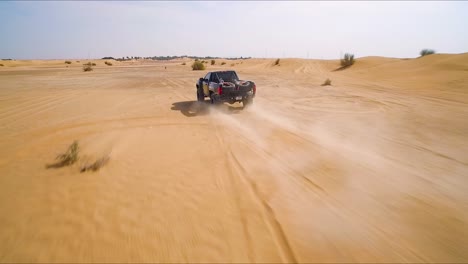 Schwarzer-4x4-truck-Rast-Auf-Einem-Offroad-weg-In-Der-Nähe-Von-Sanddünen-In-Der-Wüste-Außerhalb-Von-Dubai,-Vae