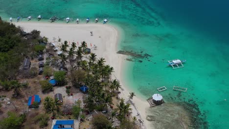 Sillon-Island-Philippinen-Jungfräuliches-Resort-Mit-Einem-Bangka-boot-Und-Einer-Ozeanbar,-Luftüberführung-Aus-Der-Aufnahme