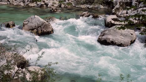 Kraftvolle-Schaumige-Wildwasserstromschnellen-Des-Soca-Flusses-In-Zeitlupe,-Statisch,-Weitwinkelaufnahme